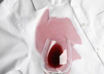 Como tirar mancha de vinho da roupa: diferentes maneiras para tentar
