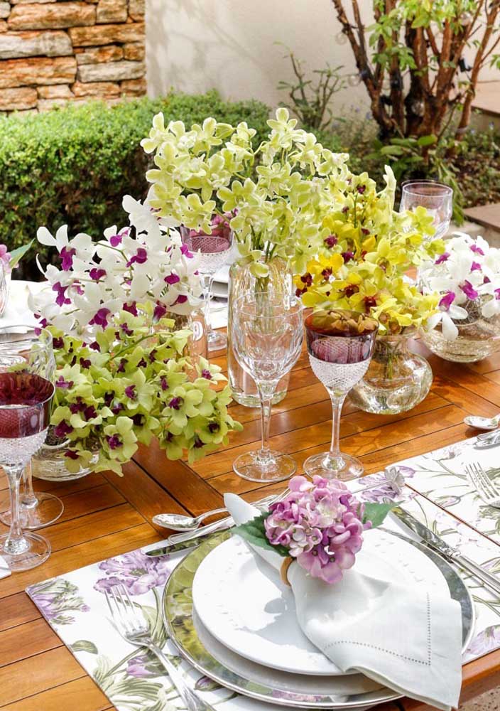 Jogo americano de tecido retangular floral combinando com os arranjos da mesa