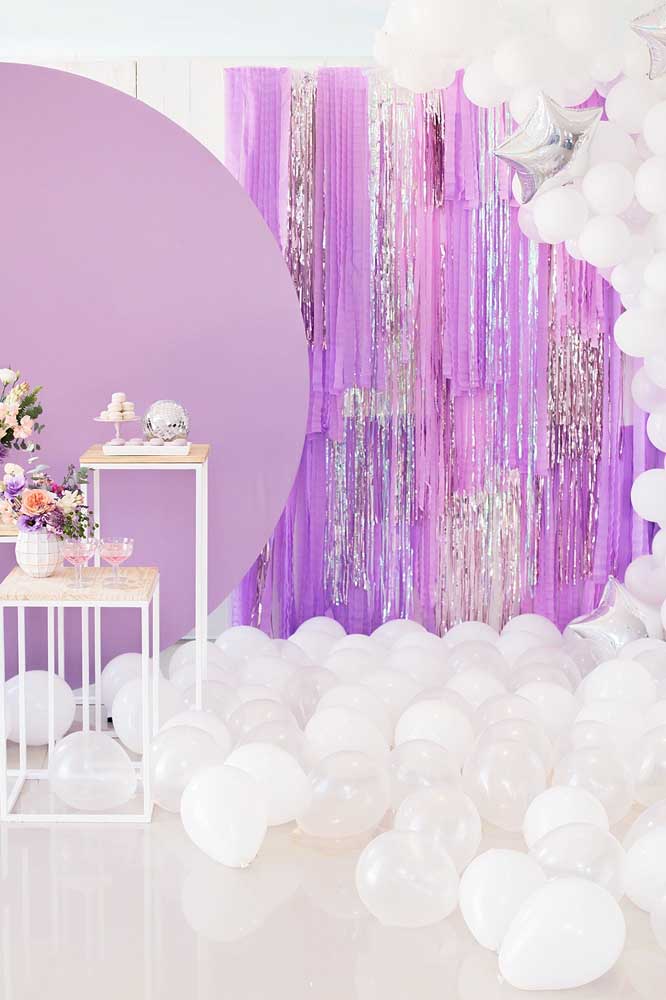 Cortina de papel crepom com balões em tons delicados de rosa e lilás