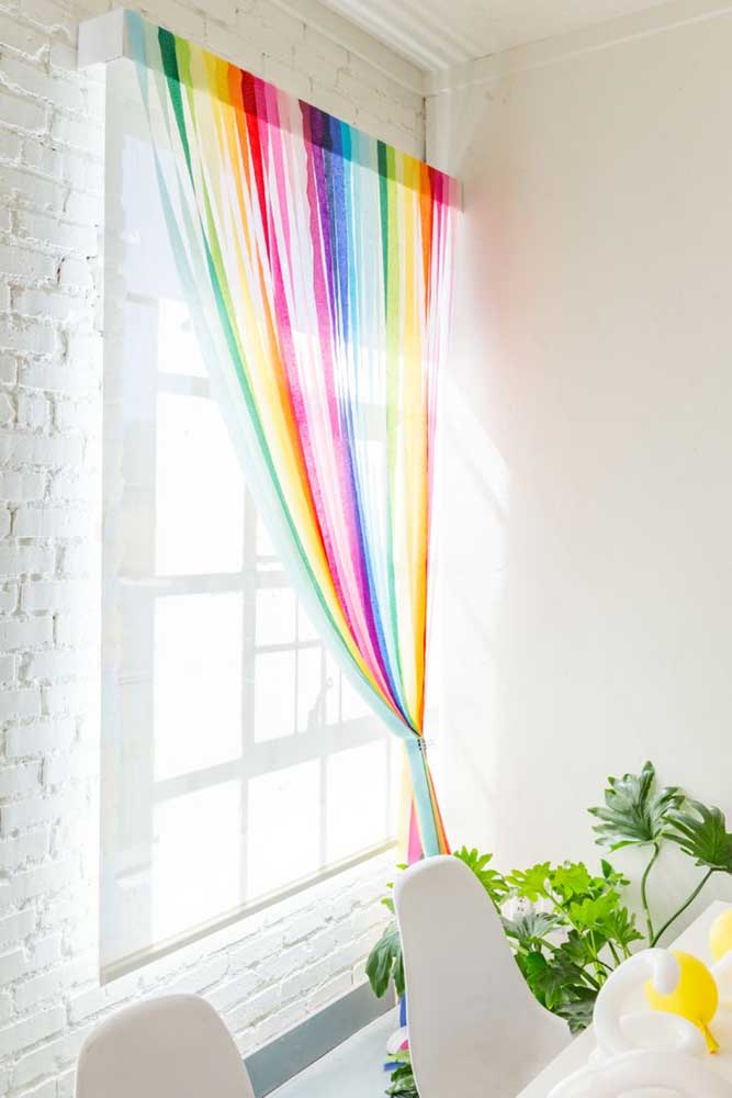 Já pensou em levar a cortina de papel crepom para decoração da casa? Aqui, ela aparece na sala de jantar