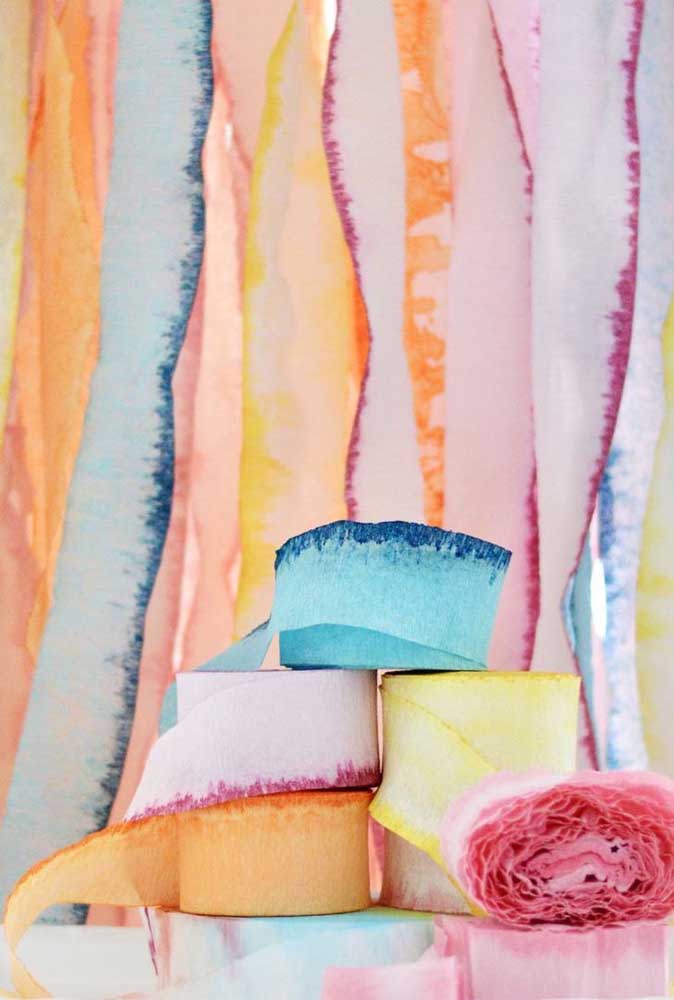 Cortina de papel crepom com detalhes que lembram a técnica do tie dye