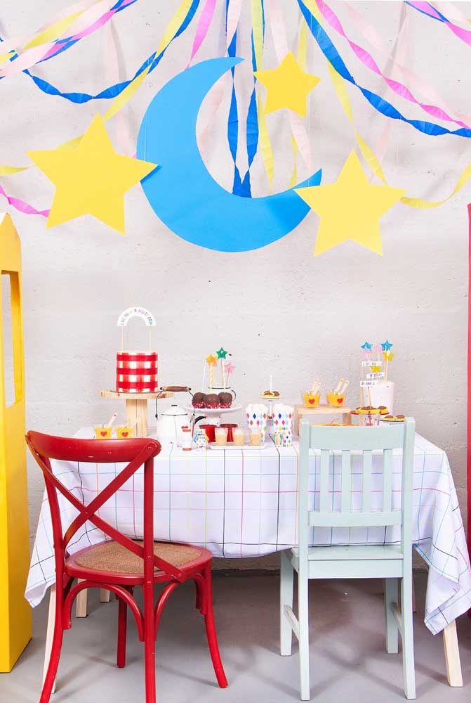Cortina de papel crepom azul, rosa e amarelo para uma festa de aniversário simples. Uma prova de que a decoração combina com tudo