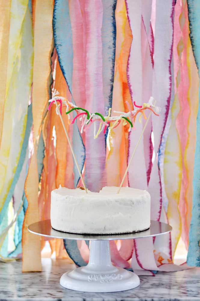 Cortina de papel crepom enrolado colorido combinando com o bolo
