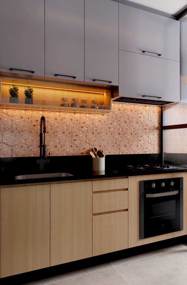 Cozinha planejada pequena e moderna em linha reta para poupar ainda mais espaço