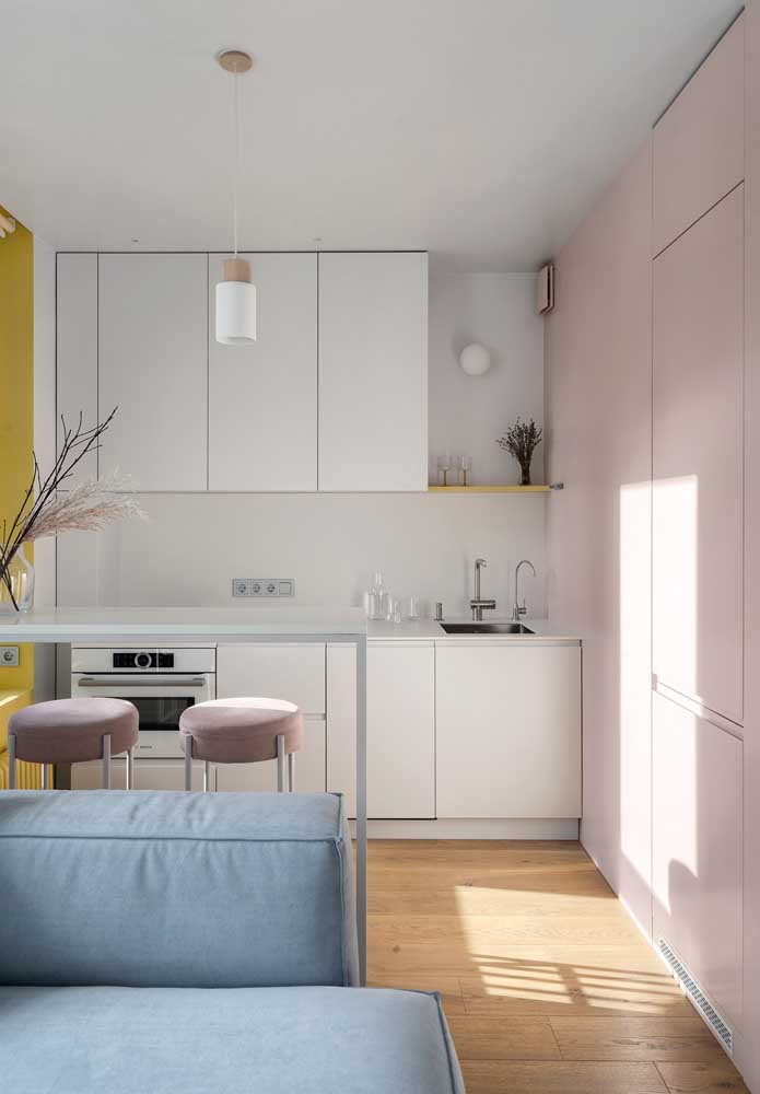Cozinha planejada pequena e moderna integrada com a sala
