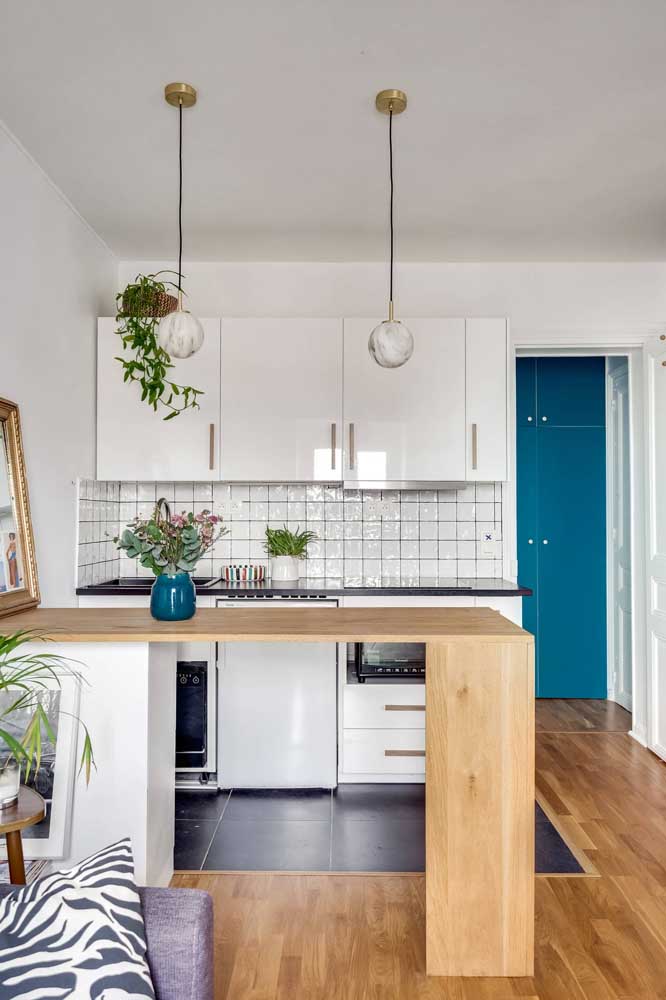 Cozinha planejada pequena e moderna para apartamento: cores claras e espaço demarcado