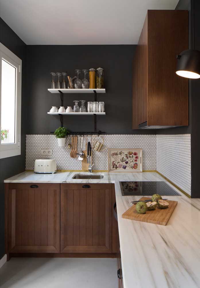 Uma cozinha planejada pequena e moderna bem iluminada pode usar preto sem medo