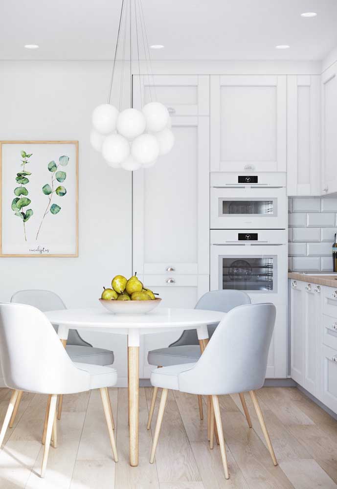 Já o branco reforça ainda mais a iluminação da cozinha planejada pequena e moderna