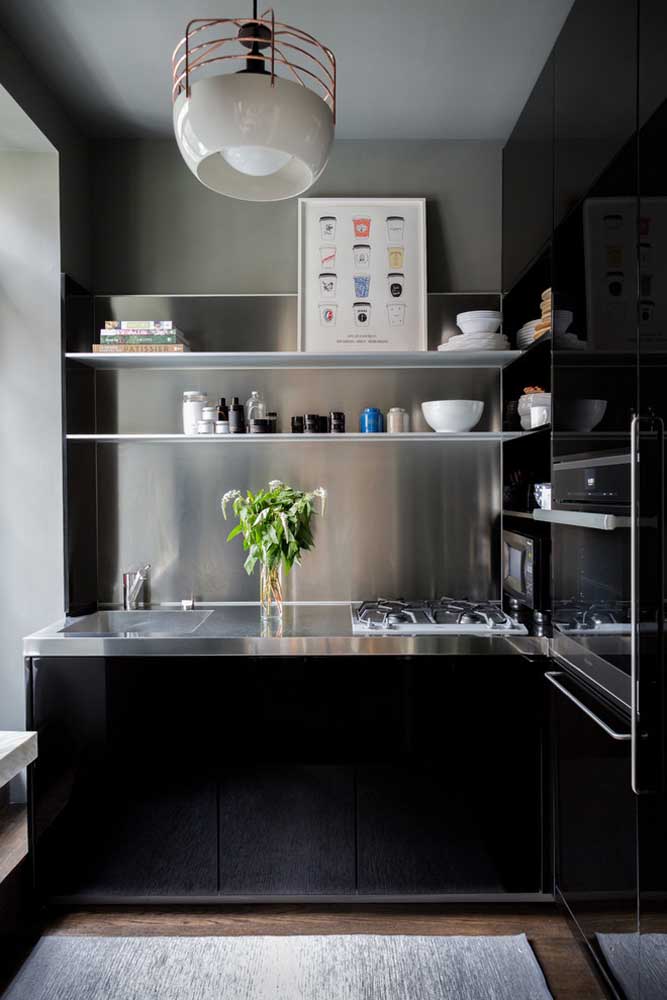 Aqui, a dica é combinar a cor preta com inox no projeto da cozinha planejada pequena e moderna