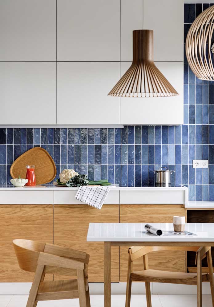 Um toque de azul para fechar o projeto da cozinha planejada pequena e moderna para apartamento