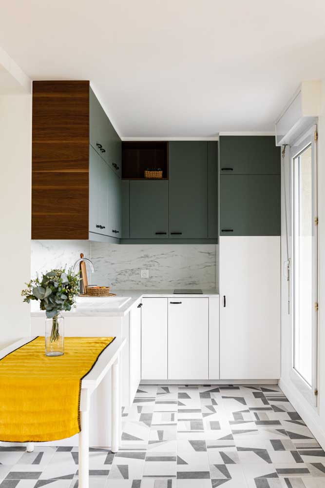 Dá sim para usar cores na cozinha planejada pequena e moderna, olha só!