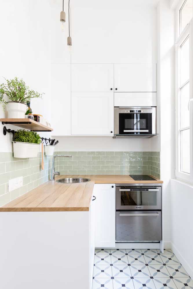 Uma bancada de madeira pode fazer toda a diferença na cozinha planejada pequena e moderna