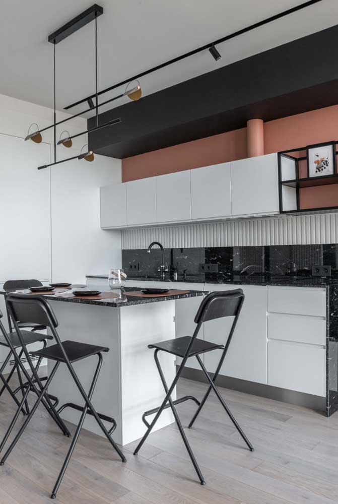 Branco, preto e um toque de rosa para finalizar o projeto da cozinha planejada pequena e moderna para apartamento