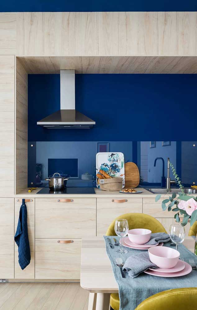 Um fundo azul para sair do óbvio nesse outro projeto de cozinha planejada pequena e moderna
