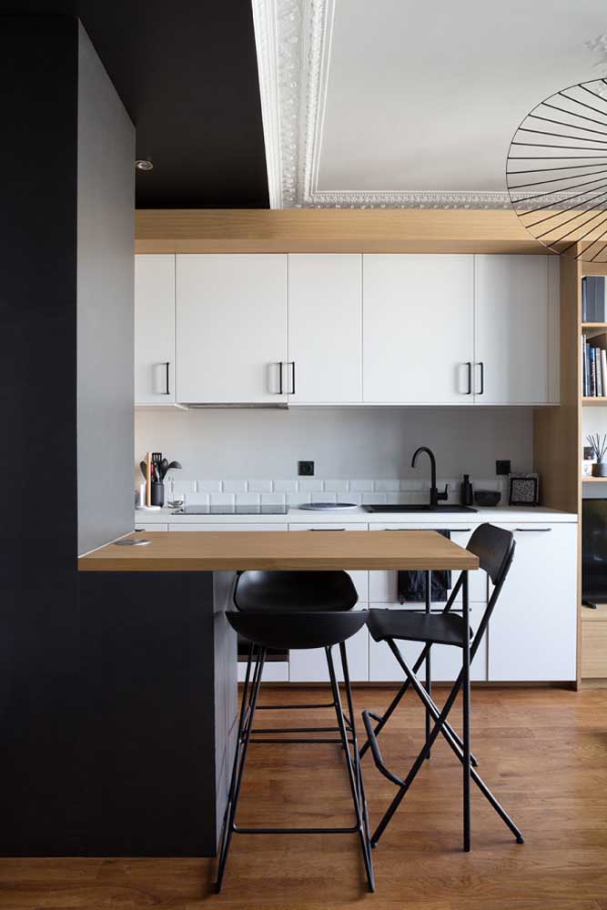 Cozinha planejada pequena e moderna em branco, preto e amadeirado