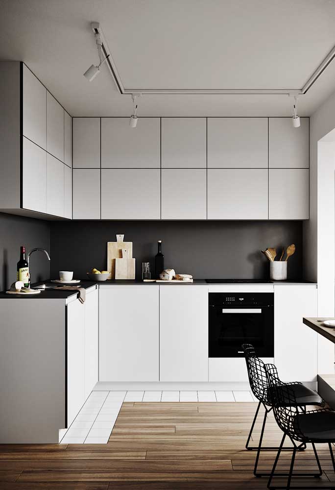 Cozinha planejada pequena e moderna: o branco e preto nunca saem de cena