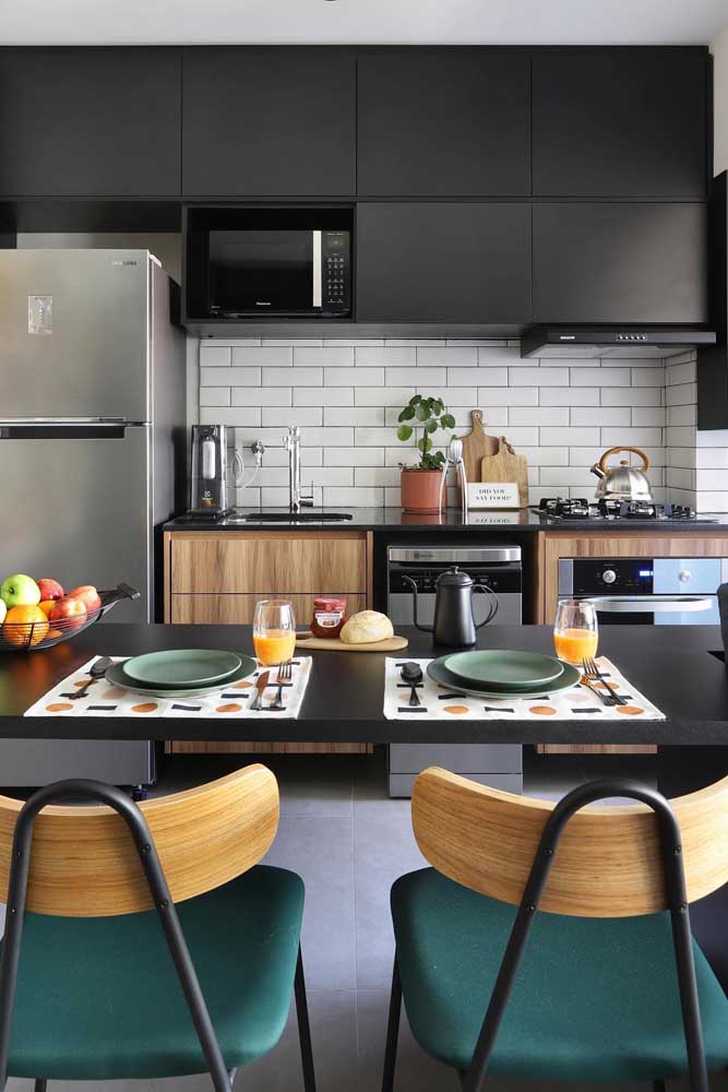 Defina uma paleta de cores e siga com ela na decoração da cozinha planejada pequena e moderna