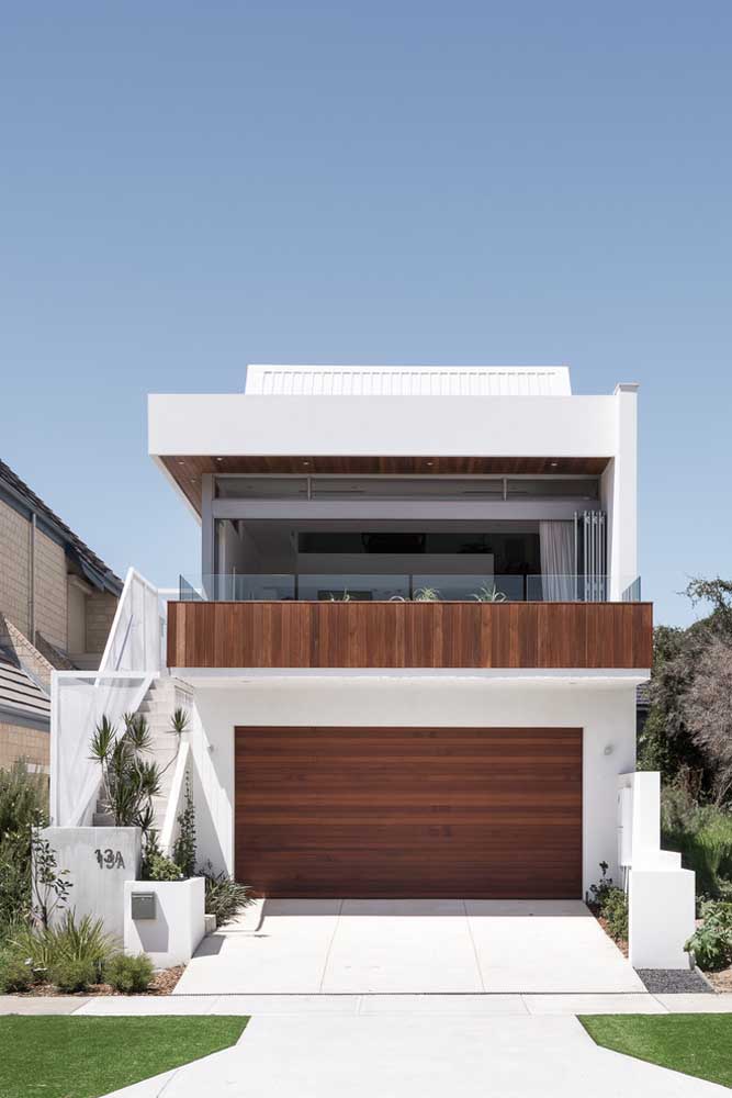 A cor branca traz modernidade e elegância para as fachadas de casas bonitas