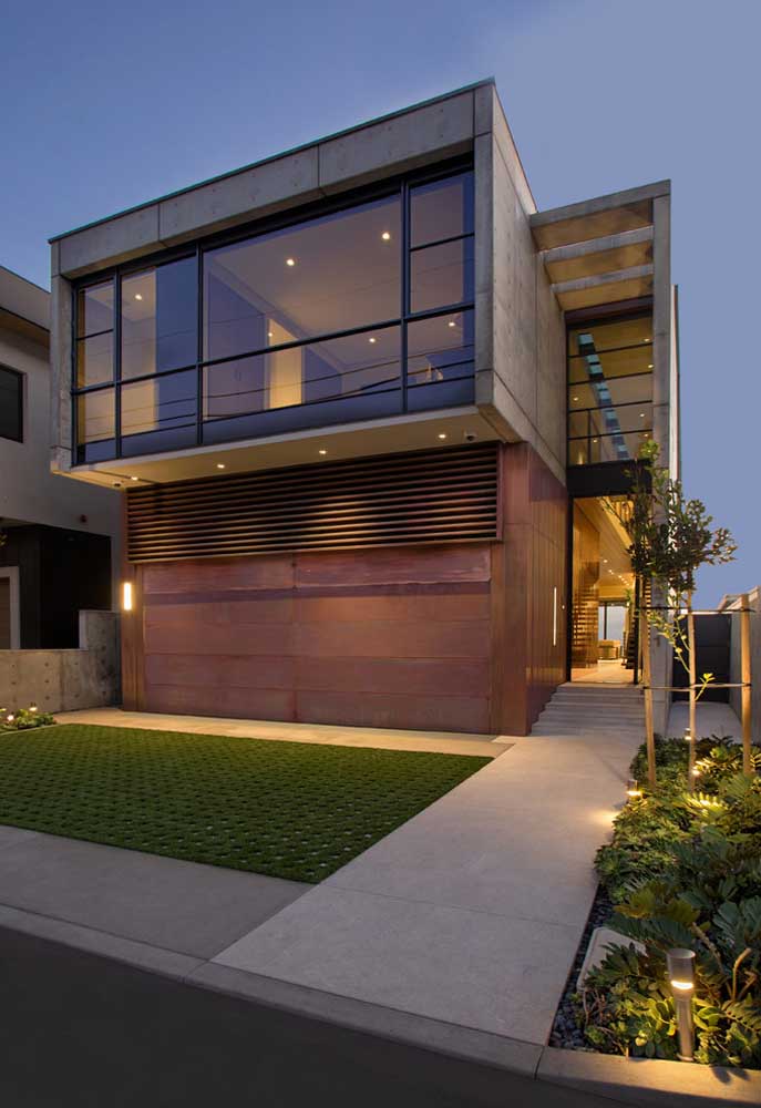 Use spots de luz para valorizar a fachada de casa bonita e simples