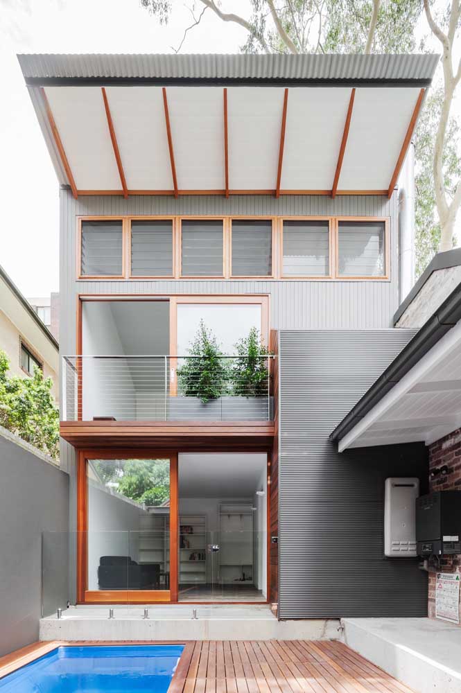 Fachada de casa bonita e moderna em cores neutras e revestimento metálico