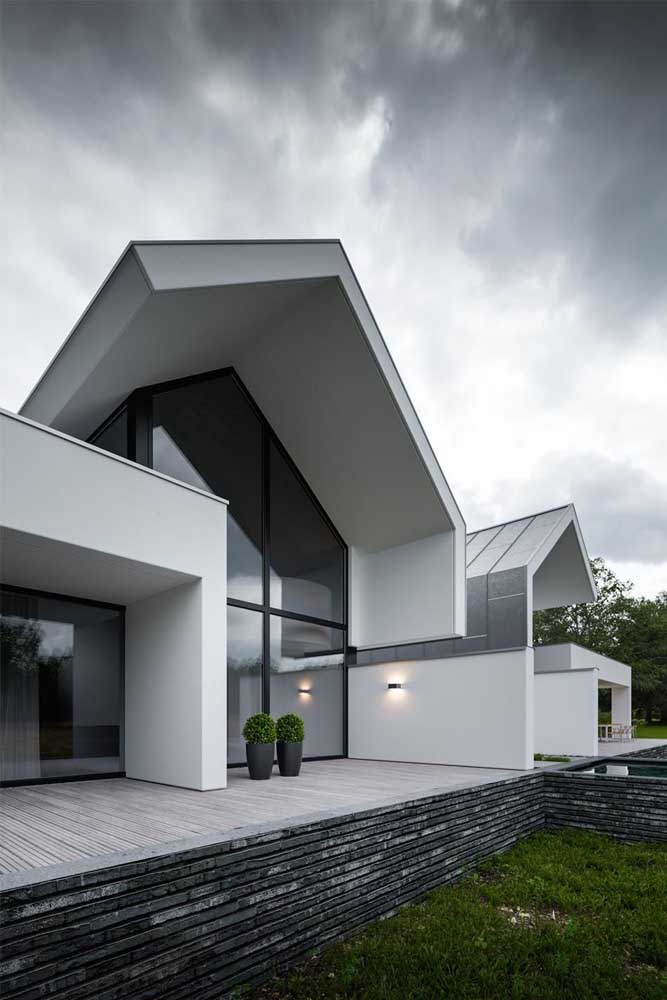 Fachada de casa bonita térrea destacada pela volumetria e o contraste entre cores claras e escuras