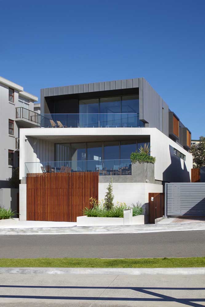Que tal algumas cores mais escuras para valorizar uma fachada de casa bonita e moderna?