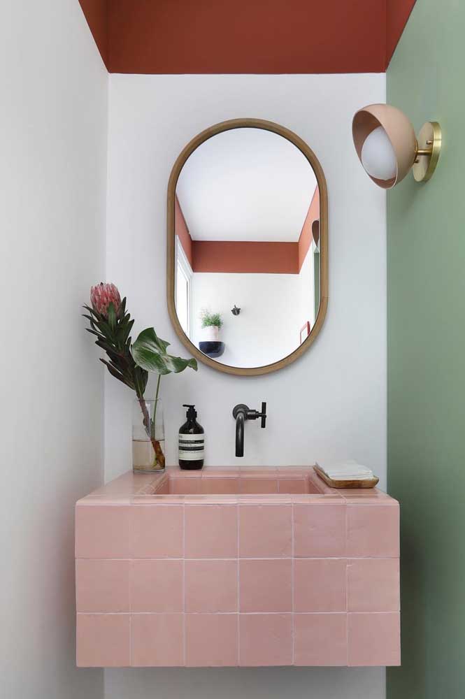 Banheiro decorado com cores que combinam com rosa