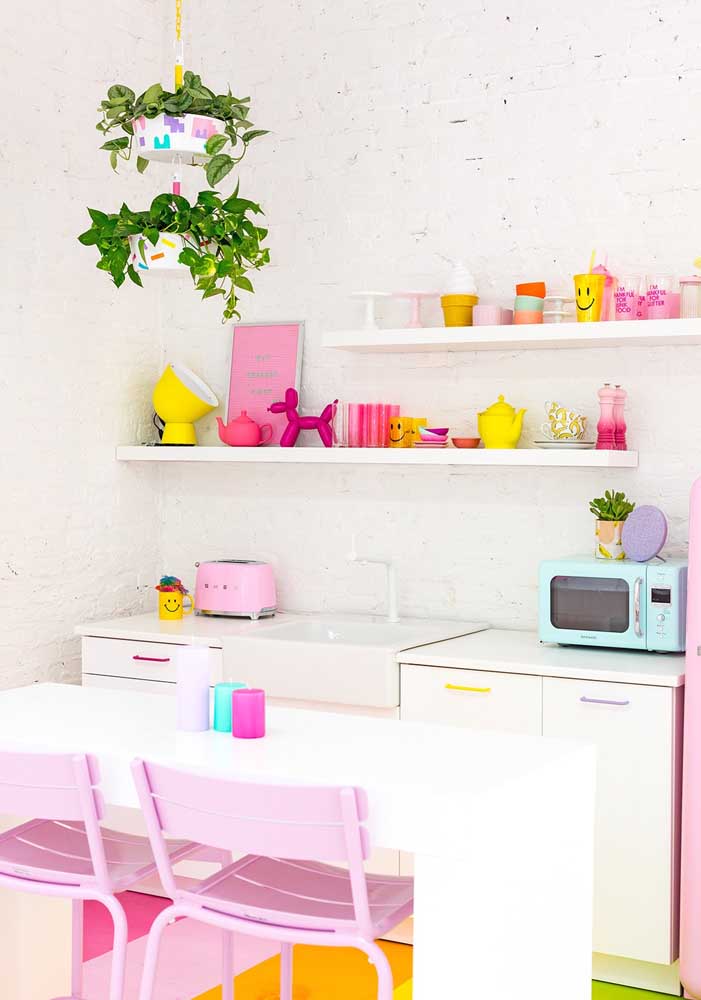 Essa cozinha de cores que combinam com rosa alegra o dia de qualquer um