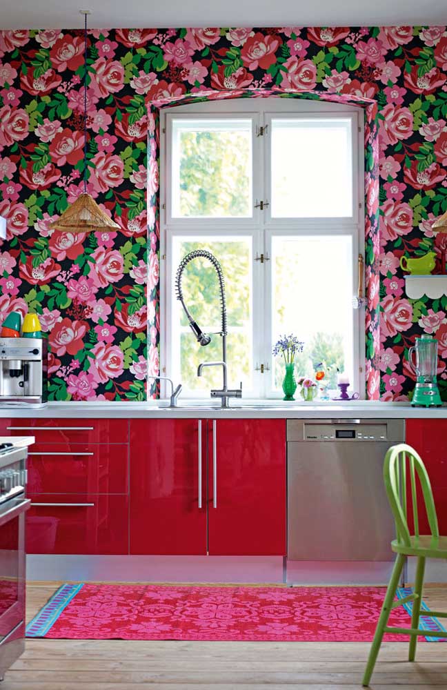 Quem precisa de papel de parede quando pode usar tecido chita floral?