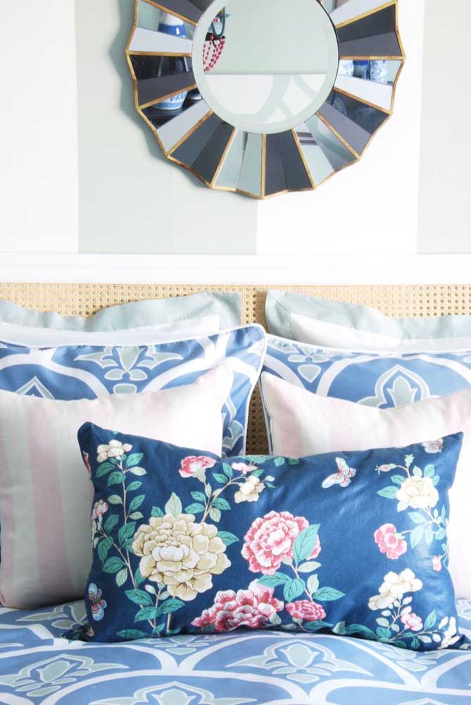 Tecido chita azul para decorar as almofadas da cama de casal