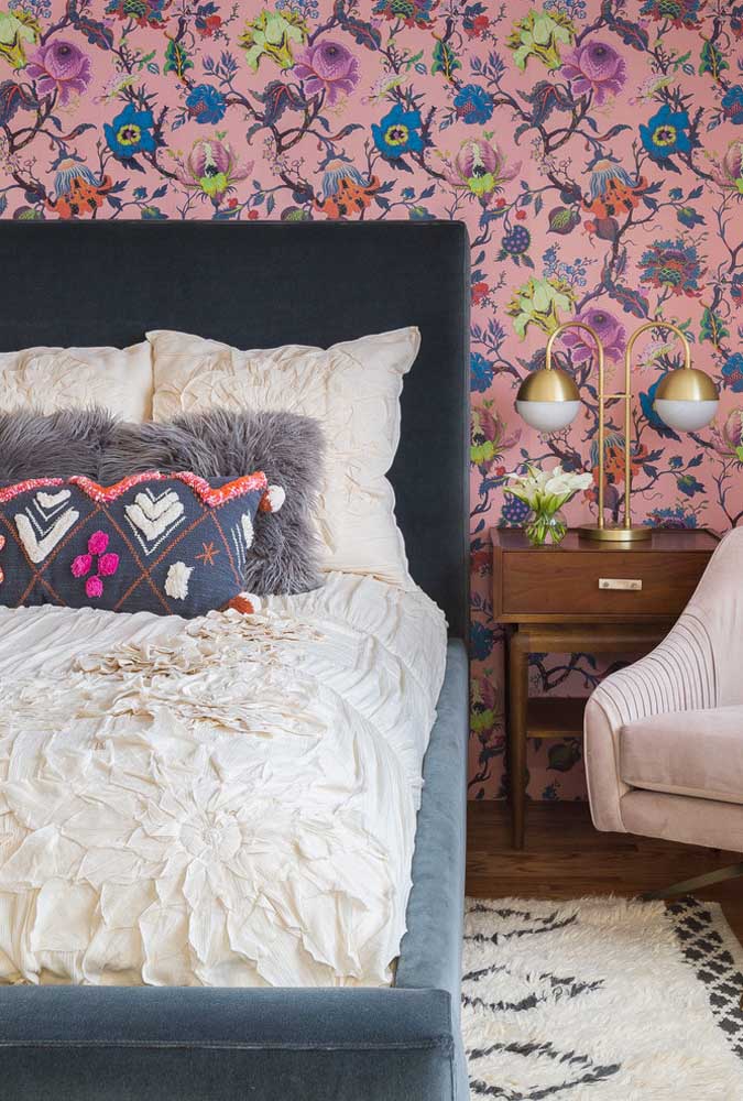 Tecido chita floral rosa para a parede da cabeceira da cama, o que acha?