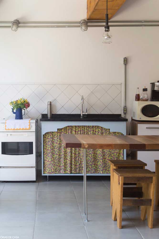 Uma típica cozinha brasileira com cortininha de tecido chita estampado na pia