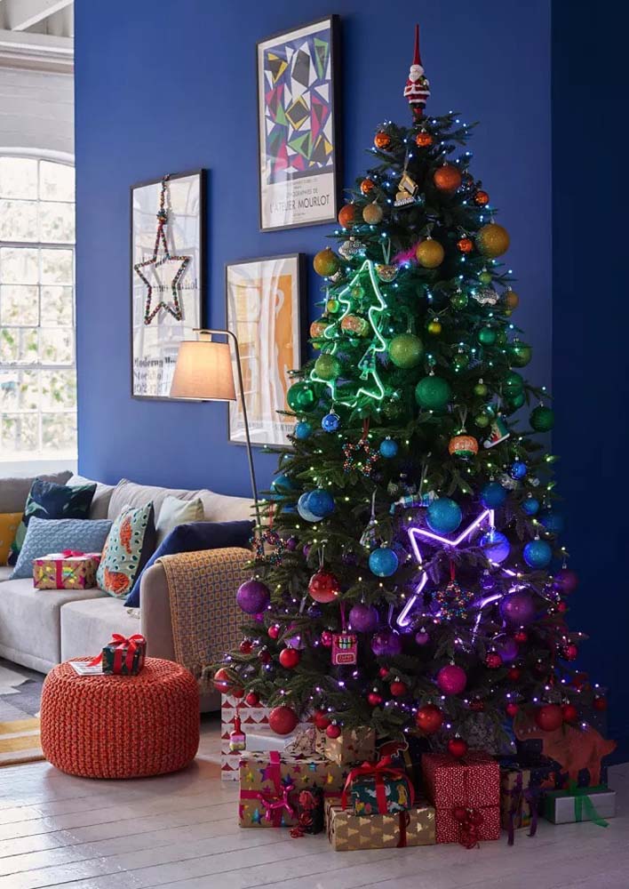 Um degradê perfeito de cores das bolas na árvore de Natal.
