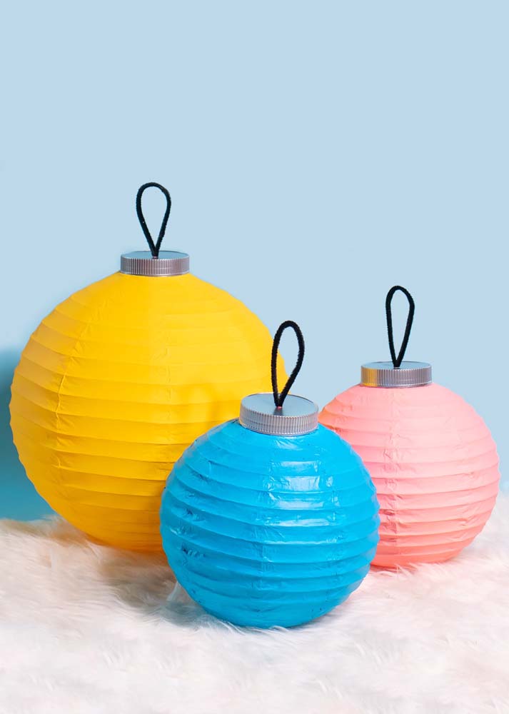 Trio de bolas coloridas no estilo luminária japonesa.