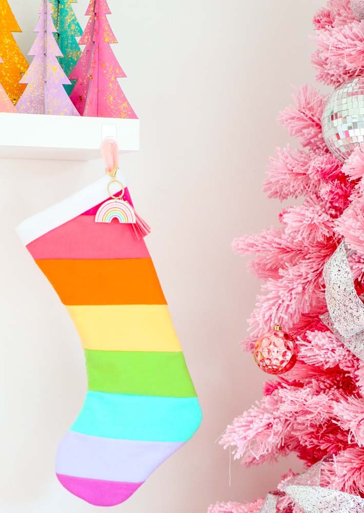 Árvore de Natal rosa e linda meia gigante com arco-íris de cores.