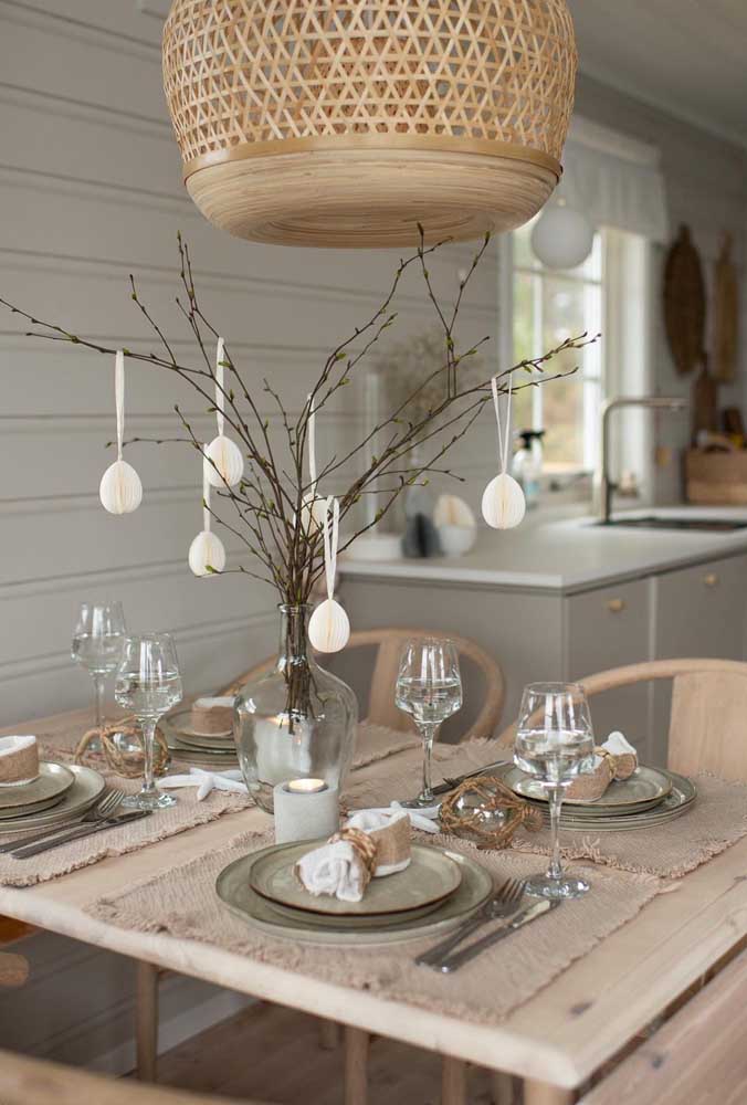Transforme galhos secos em um lindo arranjo na decoração de mesa de páscoa simples