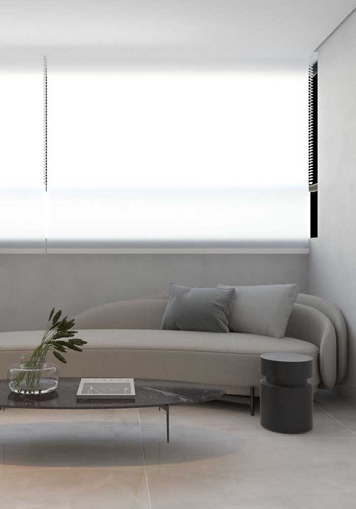 E por falar em minimalismo, olha essa inspiração de sofá curvo sem encosto! 