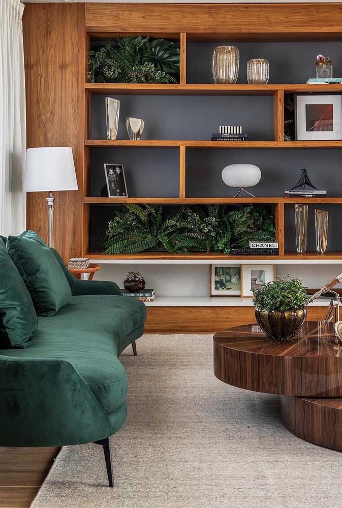 Sofá curvo verde de veludo para uma sala elegante e refinada 