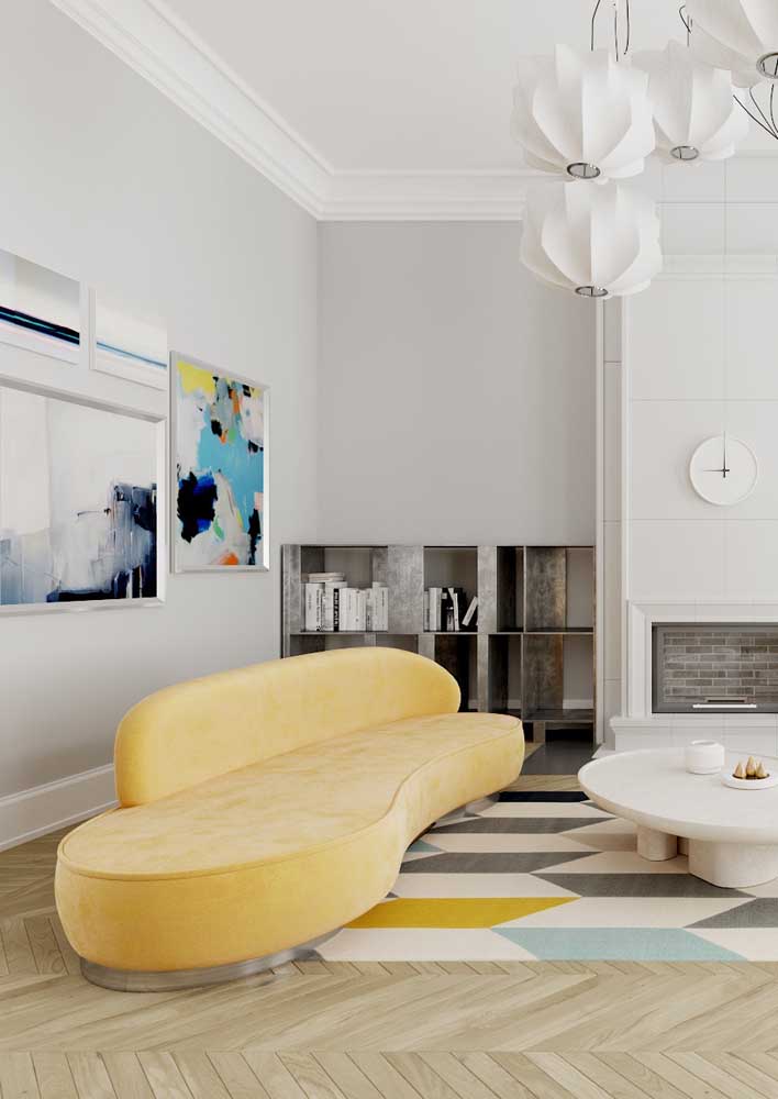 Já pensou em ter um sofá curvo amarelo bem no meio da sala de estar? 