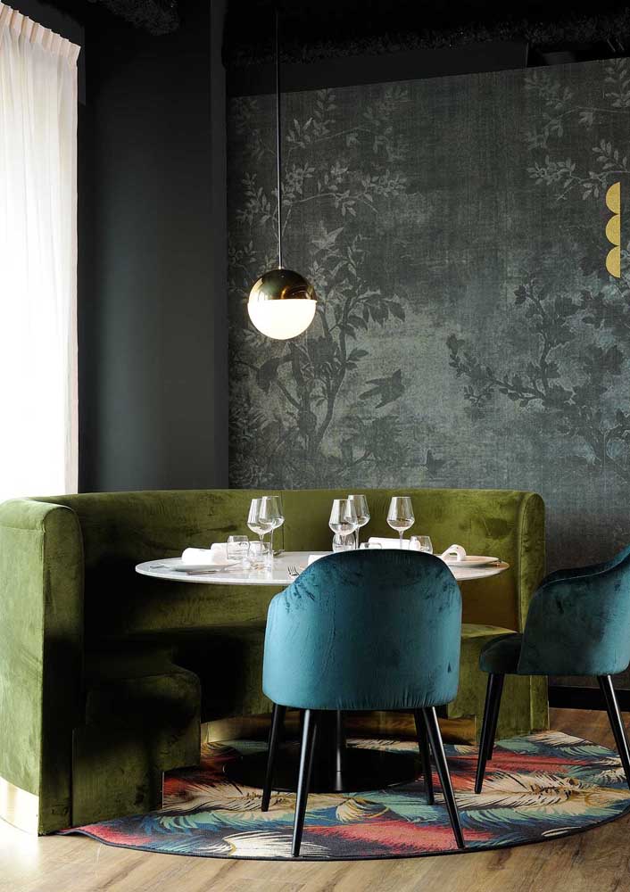 Sofá curvo verde para o canto alemão da mesa de jantar: conforto é essencial