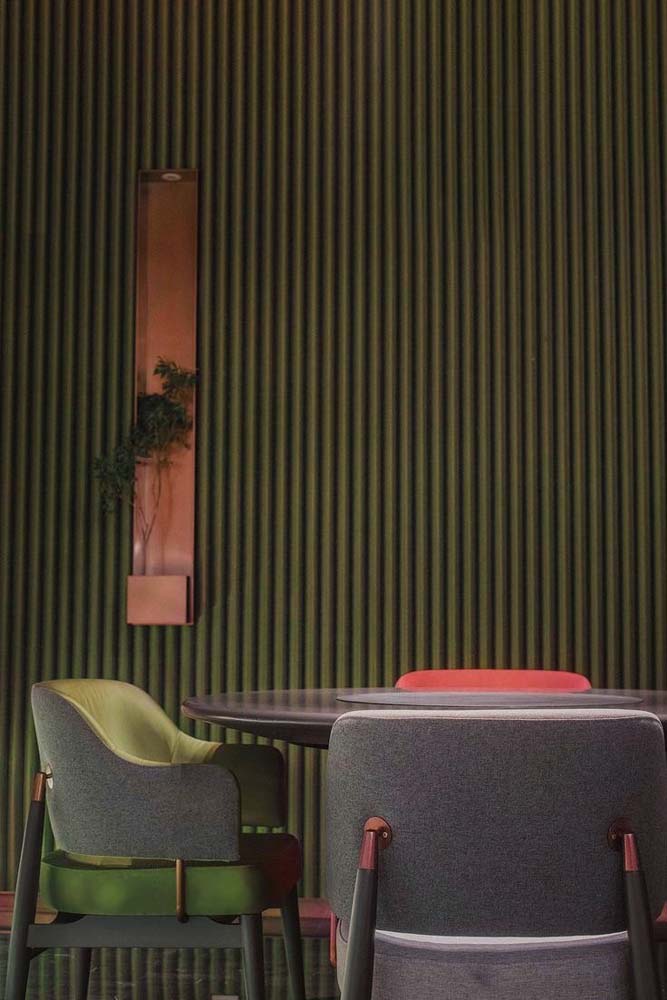 Mesa de jantar com cadeiras diferentes apenas na cor