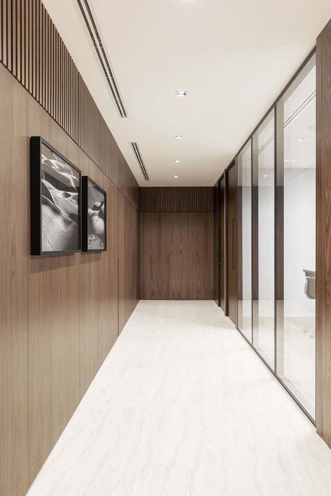 Valorize o corredor com um painel de madeira para parede