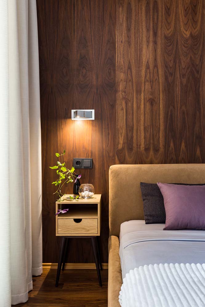 O quarto fica mais confortável com o painel de madeira para parede