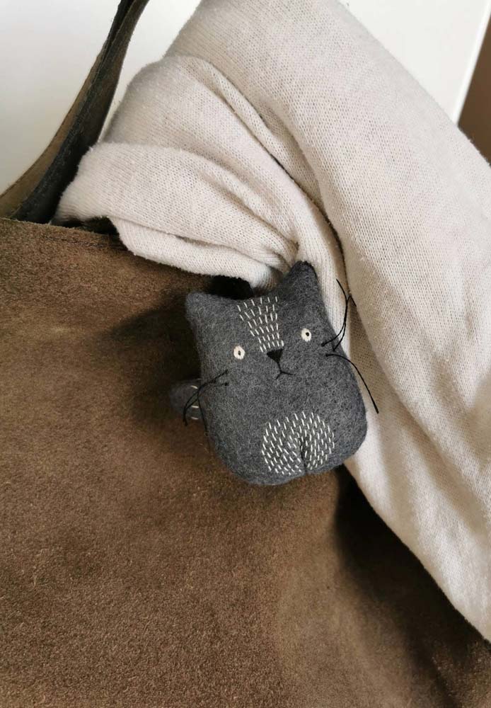 É claro que os catlovers não deixariam de ter um chaveiro de feltro de gatinho