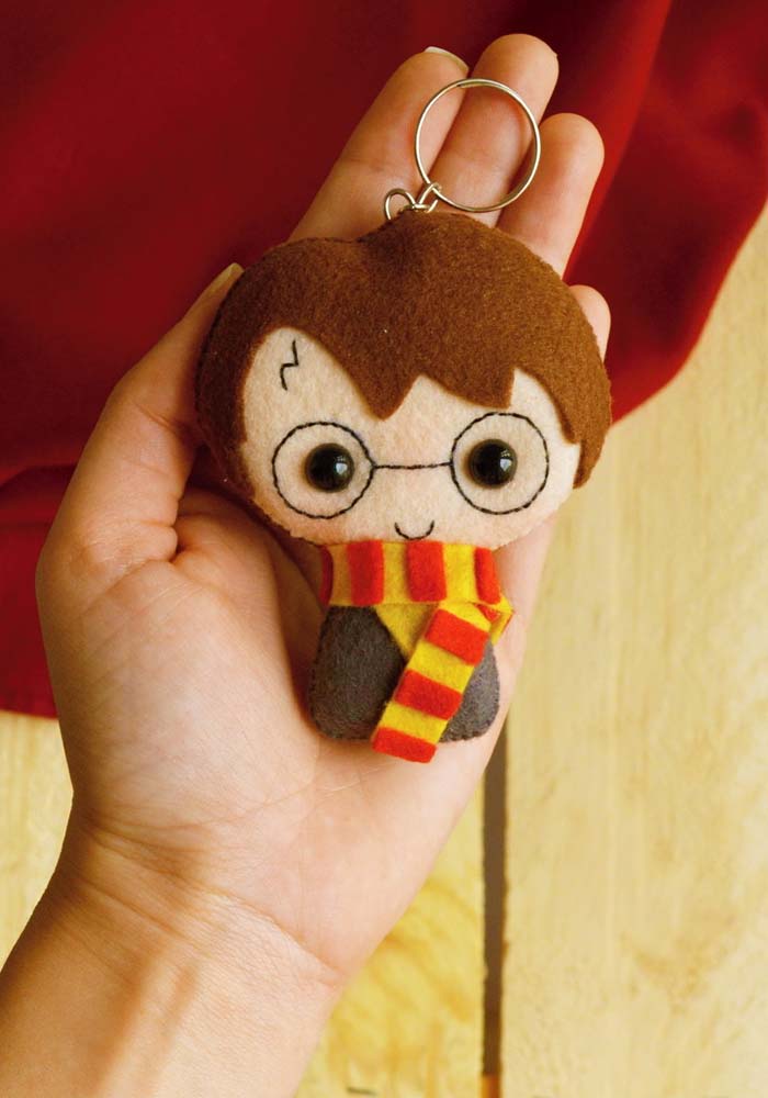 Um mini Harry Potter em formato de chaveiro de feltro: leve a magia com você 