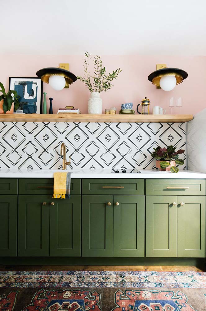 Já a cozinha de estilo retrô apostou no verde, branco e rosa