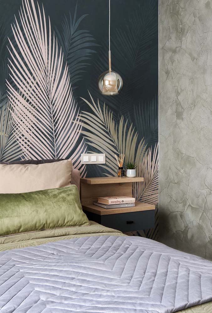 Que tal um papel de parede verde para deixar a cabeceira da cama linda?