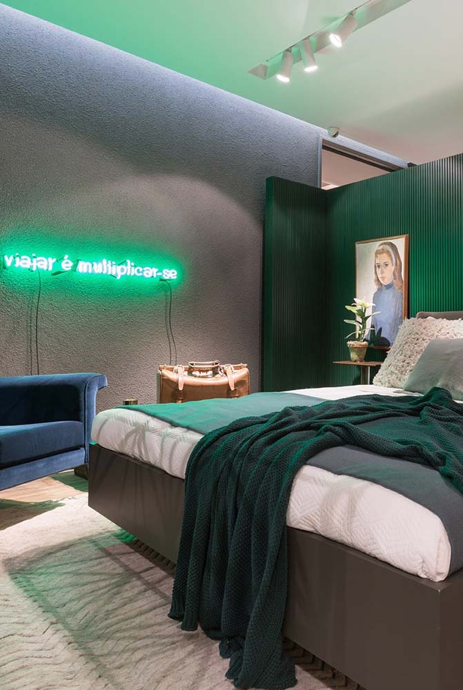 Os tons de verde escuro são perfeitos para o quarto moderno