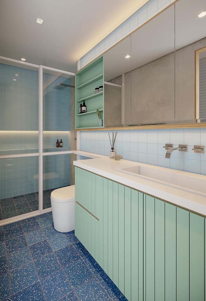 Verde e azul claro na decoração do banheiro clean