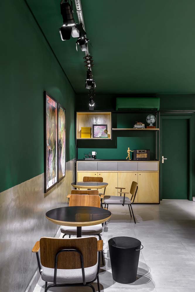 Ambiente moderno decorado com verde, cinza e madeira nas texturas